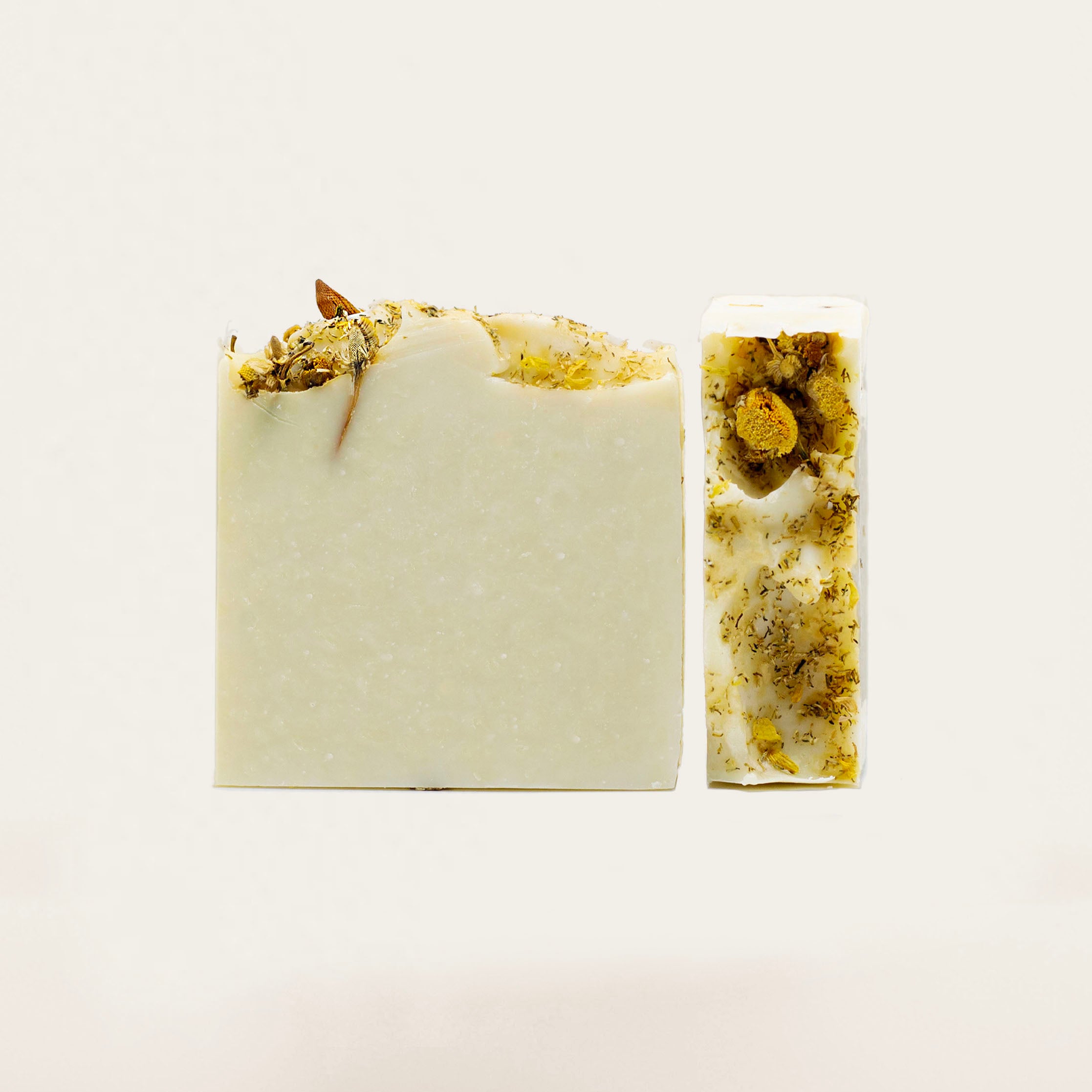 Natural sea moss soap featuring avocado oil, castor oil, dried chamomile flowers, and eucalyptus essential oil, combined with French green clay and golden sea moss for a refreshing and revitalizing wash. Topped with chamomile flowers.